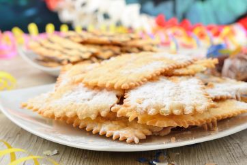 Grostoli di Carnevale. Crostoli fritti con zucchero a velo, tipici dolci italiani.