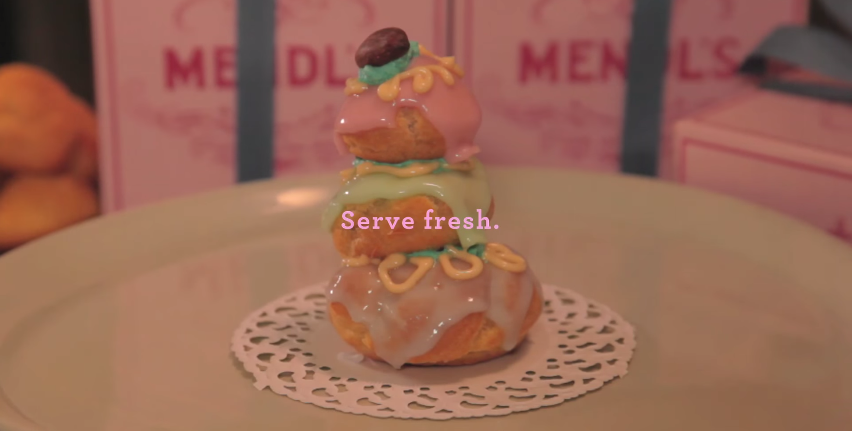 Dolce Courtesan di Mendl's: pasticcino a strati con glassa colorata. Pasticceria artigianale, dessert goloso.