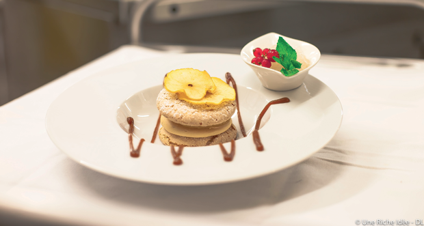 Dolce con mele e frutti di bosco. Dessert gourmet, cucina raffinata.