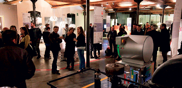 Folla al Schio Design Festival. Mostra di design con persone e installazioni.