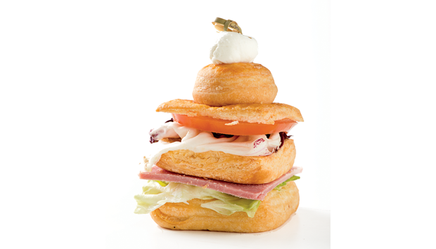 Sfoglia salata gourmet. Pasticceria salata con prosciutto, lattuga e pomodoro. Idea per buffet e aperitivo.