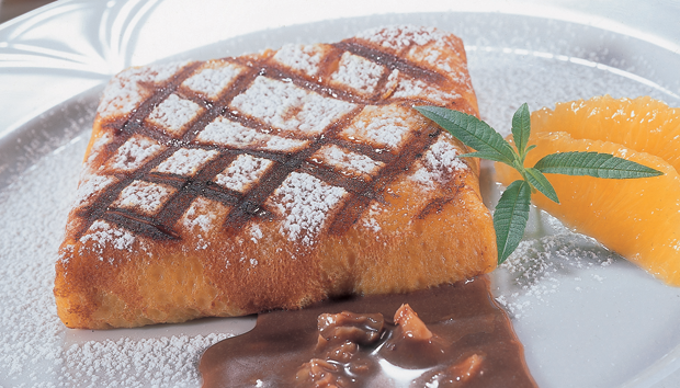 Fagottini di crepes con cioccolato e arancia. Dessert goloso, pasticceria artigianale.