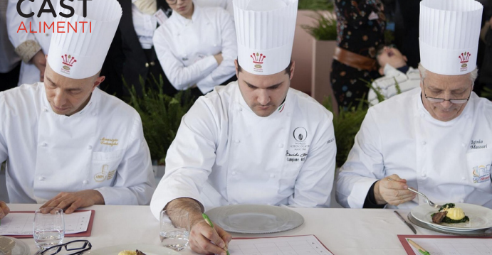 Giuria di chef esperti durante una competizione culinaria. Degustazione e valutazione piatti. Alta cucina.