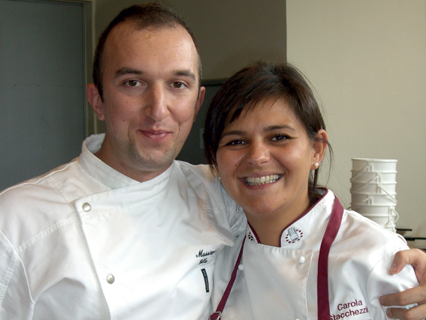 Carola Stacchezzini e Massimo, chef italiani sorridenti in divisa da cucina. Ristorazione, alta cucina.