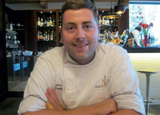 Ritratto dello chef Cesare Airaldi in divisa da cucina. Cucina italiana di alta qualità.