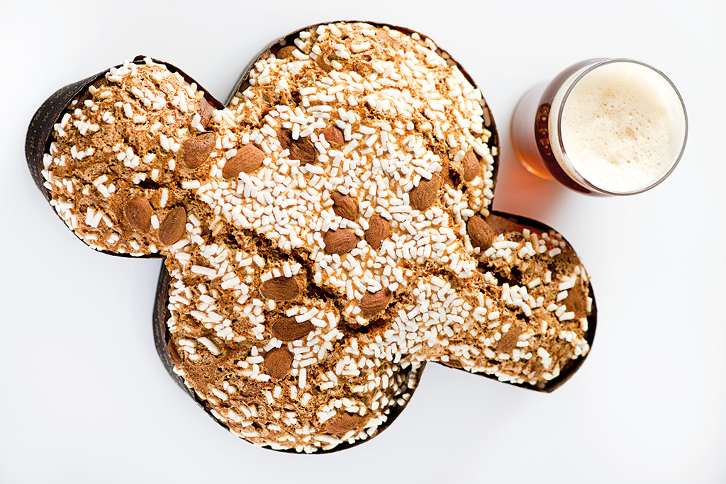 Colomba pasquale artigianale con birra. Dolce tradizionale con mandorle e glassa. Pasqua, festa, cibo.