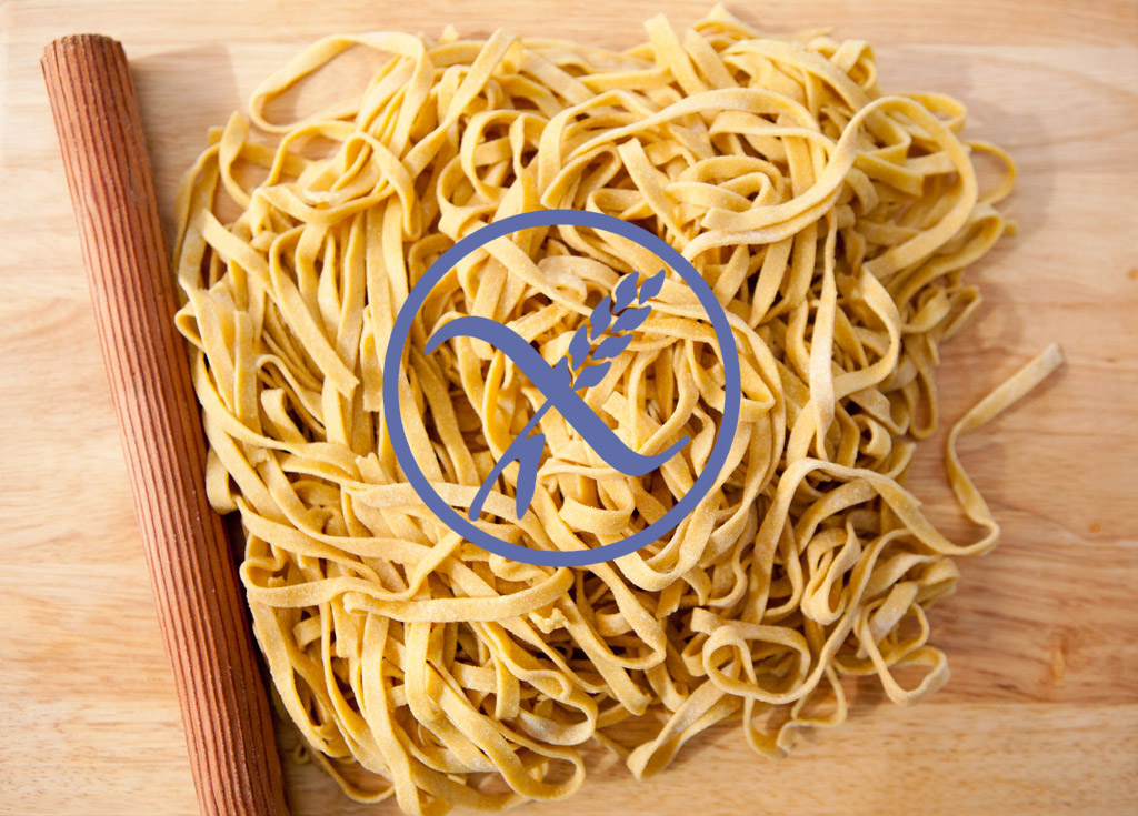 Pasta fresca senza glutine con mattarello. Simbolo senza glutine.
