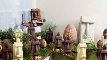 Pasqua di cioccolato: uova e statue Moai di cioccolato artigianale. Dolci pasquali unici.