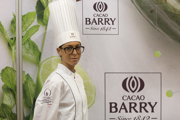Chef donna in divisa Cacao Barry. Esperta cioccolato, alta cucina.