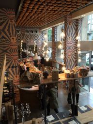 Interni Cova, Via Cusani, Milano. Design con panettoni e lampadine a vista.