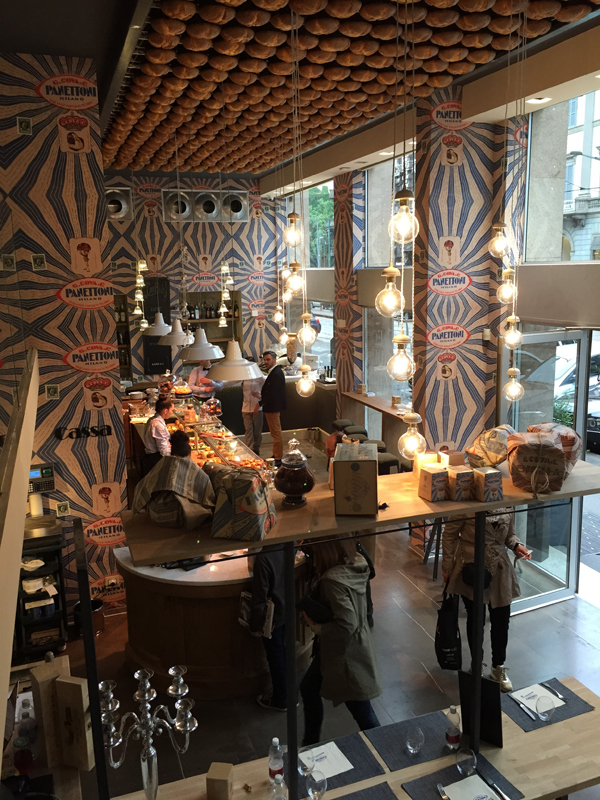 Interni Cova, Via Cusani, Milano. Design con panettoni e lampadine a vista.