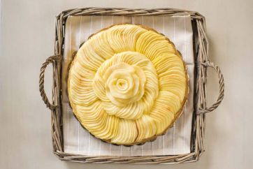 Torta di mele fatta in casa su vassoio di vimini. Dessert di pasticceria con frutta fresca.