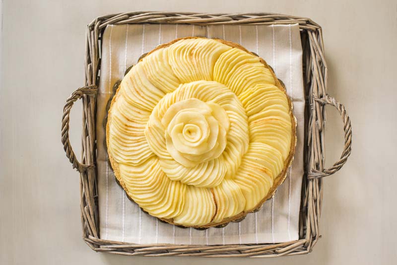 Torta di mele fatta in casa su vassoio di vimini. Dessert di pasticceria con frutta fresca.