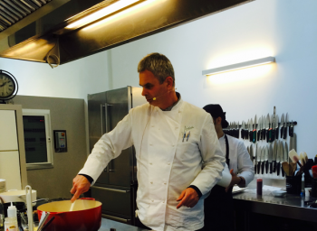 Chef Leemann cucina. Ristorante stellato, alta cucina vegetariana. Pentola rossa.