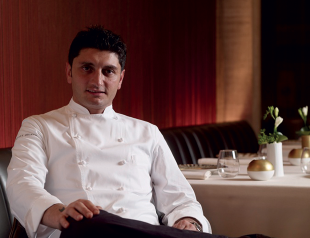 Chef seduto al tavolo. Ristorante di lusso, alta cucina. Chef Milano.