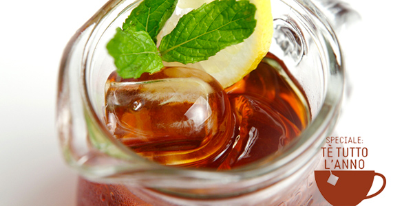 Tè freddo Babingtons in brocca di vetro con ghiaccio, menta e limone. Bevanda estiva rinfrescante.