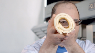 Pasta sfoglia arrotolata, Montanari Corma. Chef con pasta per croissant. Prodotti da forno, pasticceria.