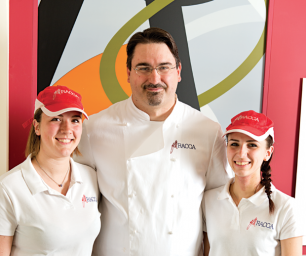 Stefano Racca chef con il suo team. Cucina italiana, ristorante Racca's Pizzeria Napoletana.