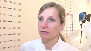 Ritratto di chef donna bionda con occhi azzurri. Cucina, ristorazione, alta cucina.