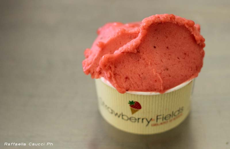 Gelato artigianale alla fragola in coppetta. Dessert estivo, fresco e goloso.