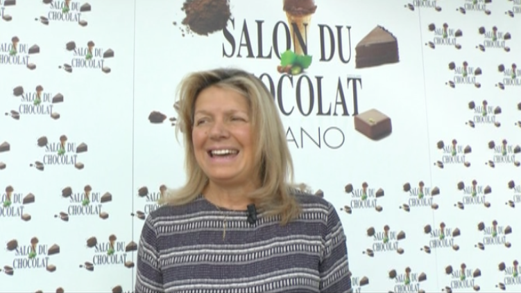 Donna sorridente al Salon du Chocolat. Fiera del cioccolato, dolci e dessert. #cioccolato #salonduchocolat