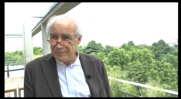 Uomo anziano con occhiali. Giacca scura, camicia bianca. Sfondo: alberi verdi. Persona, ritratto, natura.