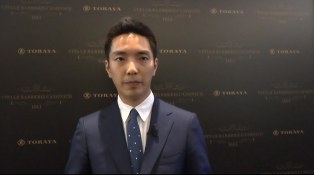 Uomo in abito blu Toraya. Elegante, formale, moda uomo.