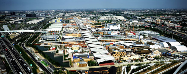 Panoramica aerea di Expo Milano. Padiglioni, architetture e skyline urbano.