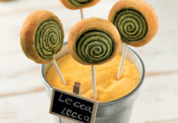 Lecca-lecca Ferrandi tagliata: spirali di pasta verde su stecchi, in un secchiello con polenta. Ricetta creativa.