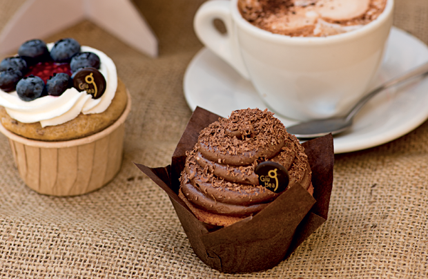 Muffin artigianali: cioccolato, frutti di bosco e panna. Delizie da forno e pasticceria.