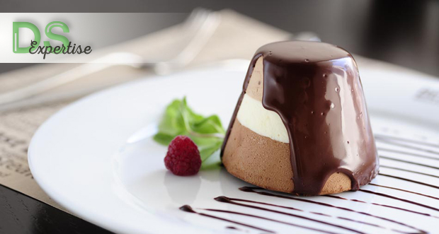 Dolce a strati con cioccolato. Dessert elegante con lamponi e decorazioni al cioccolato.