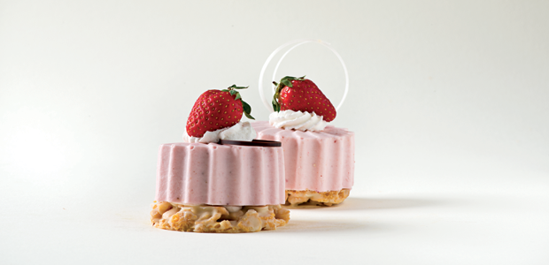 Mini cheesecake alle fragole. Dolci monoporzione con frutta fresca. Dessert golosi.