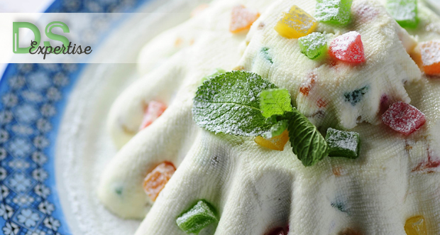 Dessert di crema con frutta candita e menta. Dolce tradizionale italiano.