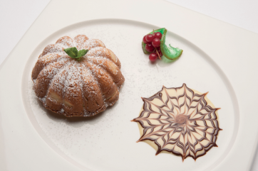 Dolce Quel che passa il convento con zucchero a velo, ribes e decorazione al cioccolato. Cucina italiana.