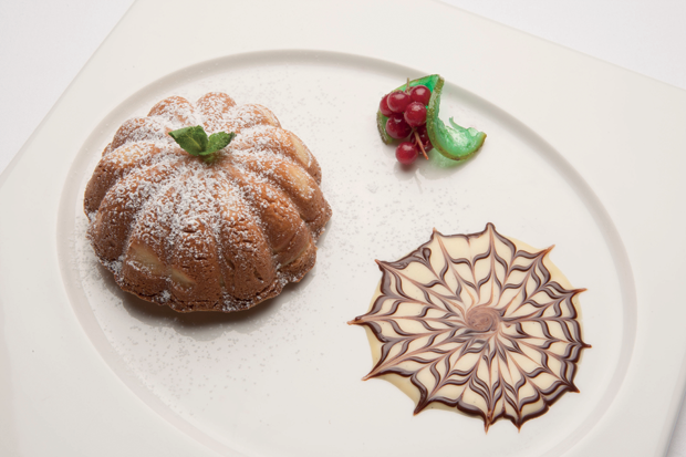Dolce Quel che passa il convento con zucchero a velo, ribes e decorazione al cioccolato. Cucina italiana.