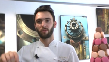 Chef Ladurée con torre di macarons colorati. Pasticceria francese di lusso, dolci squisiti.