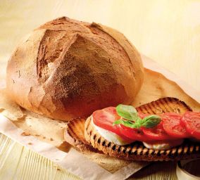 Pane di Altamura DOP con bruschetta caprese. Specialità pugliese, pane tradizionale italiano.