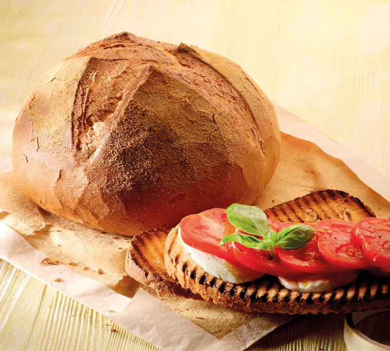 Pane di Altamura DOP con bruschetta caprese. Specialità pugliese, pane tradizionale italiano.