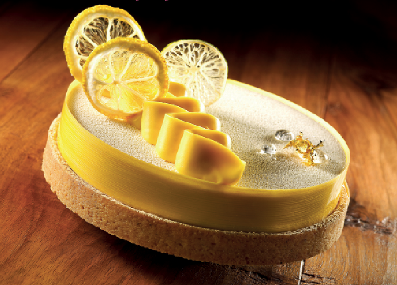 Torta al limone gourmet. Dessert con agrumi, decorazioni e base di pasta frolla. Pasticceria artigianale.