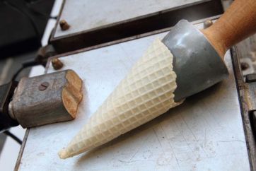 Cono gelato artigianale. Cialda croccante per gelateria. Dessert fresco e goloso.