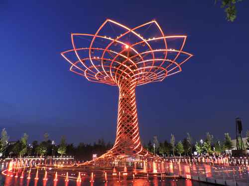 Albero della Vita, Expo Milano. Scultura luminosa e fontane riflettenti al crepuscolo. Architettura moderna, design italiano.