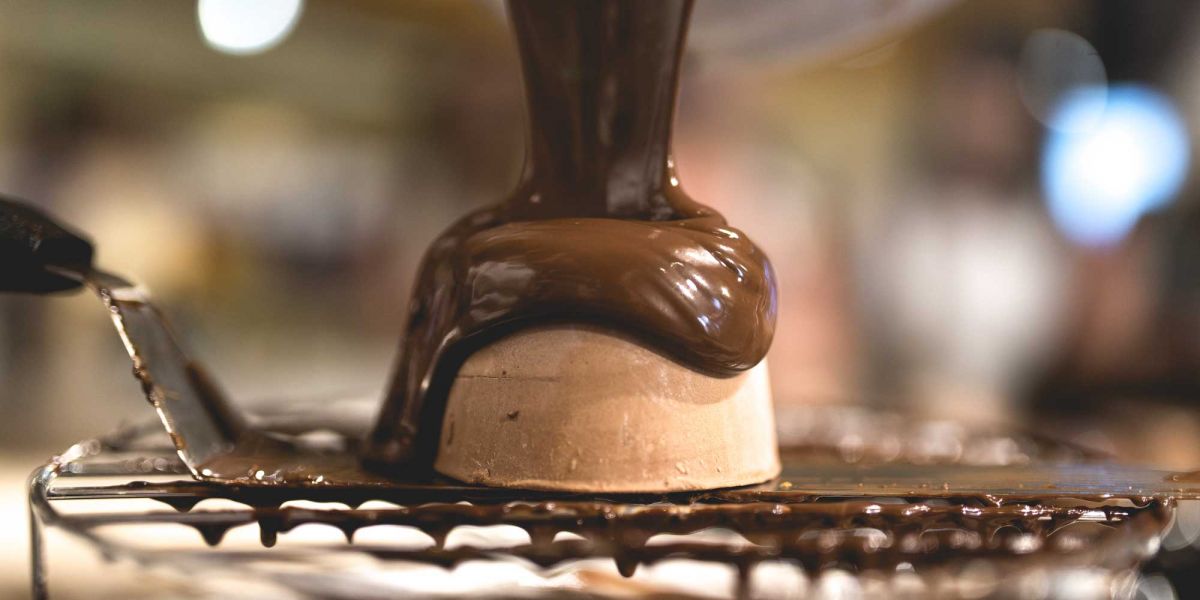 Glassatura al cioccolato. Dessert al cioccolato. Pasticceria artigianale. Delizia al cioccolato.