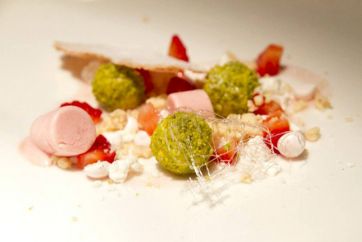 Dessert gourmet: fragole fresche, caprino, pistacchi e meringhe. Delizia culinaria!