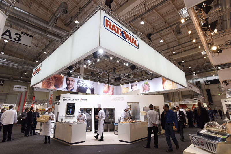 Fiera: stand Rational con chef e forni professionali. Evento culinario.