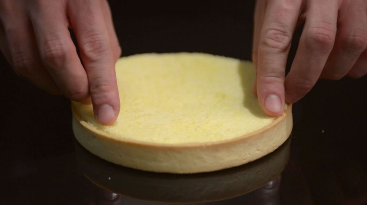 Torta rotonda con mani. Pasticceria artigianale, base per dolci. Ricetta facile. #torta #pasticceria #dolci