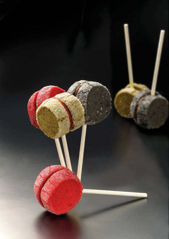 Dolcetti yo-yo colorati su bastoncini. Pasticceria artigianale, dessert creativi. Ideali per feste e buffet.