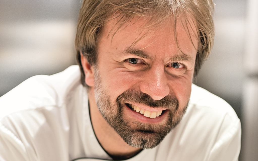 Ritratto di Luca Montersino, chef e pasticcere italiano, sorridente. Cucina, food blogger.