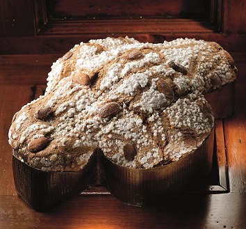 Colomba pasquale artigianale con glassa di zucchero e mandorle. Dolce tradizionale italiano.