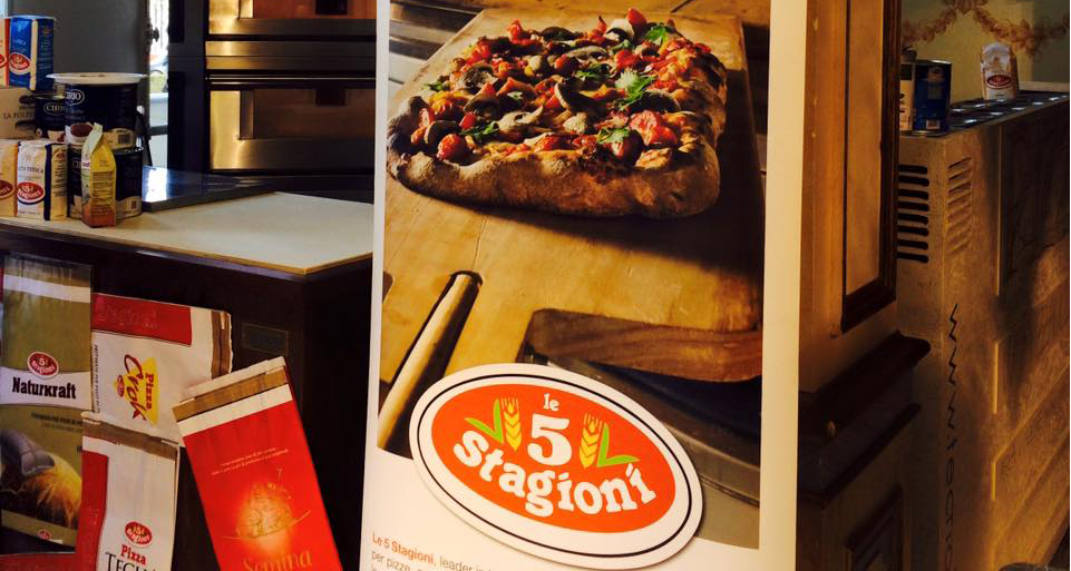 Pizza Le 5 Stagioni su tagliere. Ingredienti freschi, pomodoro e funghi. Farina per pizza artigianale. #pizza #food #italiano