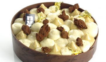 Torta Arabica gourmet: crema, cioccolato e decorazioni dorate. Pasticceria artigianale.